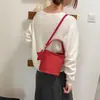 Bolso popular para mujer, versátil bolso tipo cubo de nuevo diseño 2026, estilo coreano, adecuado para ir al trabajo, moda de nicho