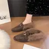 Sapatos peludos retrô para mulheres, novo estilo outono/inverno 2026, com aumento de altura, sandálias de calçar bico fechado com fivela de metal, quentes