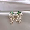 Brincos de Pérola Vintage Francês Agulha de Prata Luxo Leve Alto Padrão Estilo Nacional Brincos Longos com Pingente de Uva Design de Nicho Feminino