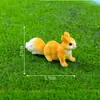 Terrário de musgo, uma paisagem em miniatura criativa e adorável apresentando um esquilinho realista, decoração de jardinagem DIY e pequeno ornamento de mesa