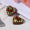 Bolo de morango de resina em formato de coração simulação de comida em miniatura brincar de sobremesa enfeites Acessórios de cabelo DIY Acessórios de creme