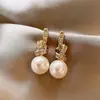 Brincos geométricos de pérola com zircônia europeus e americanos transfronteiriços, brincos requintados de nicho de luxo leve, acessórios de ouvido simples e elegantes para mulheres