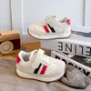 Tênis esportivos masculinos, novos modelos de primavera e outono, sapatos femininos, sapatos leves de couro para bebês, tênis de corrida respiráveis para meninas