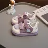 Sandálias Infantis Estilo Novo de Verão Leves Fechadas para Crianças Pequenas Meninos Solado Macio Versáteis Sapatos de Bebê Meninas Sandálias com Estrutura
