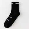 Calcetines de negocios casual hechos a medida de algodón de fibra larga de Xinjiang, resistentes al olor y absorbentes del sudor, de longitud hasta la pantorrilla con diseño de rizo en la planta, aptos para deportes y baloncesto, estilo para hombre