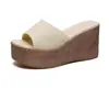 Sandálias femininas de plataforma com salto anabela, modelo 2025, com sola grossa, leves e com bico aberto. Disponíveis para atacado.