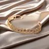 Moda Europeia e Americana Pulseira de Metal Aço Titânio para Mulheres com Design Geométrico Diamante Fivela de Mola Pulseira Recortada Série de Emendas Multicamadas