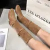 Botas longas de couro macio estilo retrô, bico redondo, estilo deserto, nova coleção outono/inverno 2026, design versátil com fivela de cinto plissada, efeito emagrecedor, botas de cano alto