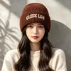 Nuevo gorro de punto bordado estilo coreano para mujer, cálido versátil para otoño e invierno, con bordado de letras, para exteriores, a prueba de frío, protege los oídos, de lana