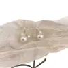 Un Pendiente de Lazo de Perlas Dos Vías Dulce y Elegante con un Diseño de Nicho y un Toque de Alta Gama, Presentado en un Estilo de Colgante Trasero