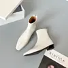 Botas Curtas Quadradas Estilo Franco-Britânico Femininas 2026 Outono Inverno Salto Baixo Elásticas Emagrecedoras Versáteis Botas Nude Botas de Moda