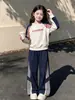 Conjunto Esportivo Infantil 2026 Novo Outono Estilo Coreano Crianças Médias e Grandes Conjunto Elegante de Duas Peças Color Block Patchwork Moletom