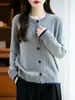 Suéter cárdigan versátil para mujer con botones de camelia, estilo suave, primavera y otoño, nicho, diseño retro simple, gris