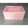 Caixa isolada de grau comercial com tampa transparente, projetada para uso em barracas, apresentando interior de espuma e adequada para armazenar e refrigerar sobremesas tiramisu.