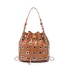 Bolsa Saco com Cordão e Rebites Transfronteiriça, Bolsa de Mão com Ilhós, Estilo Punk Vazada com Corrente de Ombro Único Transversal Feminina, Grande Capacidade