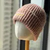 Gorro de Punto de Color Sólido Casual Bordado con Letra para Mujer Otoño Invierno Versátil Streetwear Cálido de Lana Moda Grueso Protección para Orejas