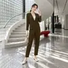 Traje pequeño de solapa con un botón y cuello en V de manga larga Miyake para mujer conjunto de otoño cintura elástica pantalones largos fluidos conjunto de dos piezas