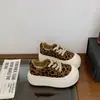 Sapatos casuais femininos de sola grossa, que aumentam a altura, nova coleção outono/verão 2026, tênis populares para estudantes, sapatos estilo Forrest Gump, versáteis e fáceis de combinar