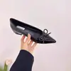 Zapatos planos de nicho 2025 con un encanto femenino, estilo británico retro, diseño antideslizante para mujer, populares zapatos nuevos de corte bajo