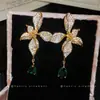 Aretes Colgantes de Flor Chapados en Oro Real de 18K, Lujo Ligero, Gama Alta, Modernos, Aretes Sencillos, Joyería de Cuello Versátil y Exquisita para Mujeres