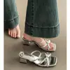 Sandálias Elegantes de Salto Grosso Suave Estilo Francês para Usar no Verão, Novo Modelo 2025, Adequadas para Combinar com Saias, Chinelos de Salto Baixo Estilo Fada para Mulheres