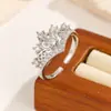 Anel de Coroa Levemente Luxuoso para Mulheres, Design de Nicho, Anel Aberto Ajustável, Cravejado com Diamantes, Versátil, Elegante, Joia de Alta Qualidade