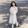 Conjunto versátil de top xadrez com retalhos e gola alta e saia de cor sólida com renda, estilo preppy para meninas, novidades da primavera e outono de 2026