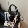 Bolso Boston de primavera 2025, nuevo diseño moderno de nicho, bolso bandolera informal y portátil, bolso bandolera de seda con pañuelo.