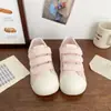 Zapatos blancos versátiles con puntera de concha, lindos zapatos de velcro con pompón, nuevas zapatillas casuales para verano y otoño, zapatillas deportivas ligeras