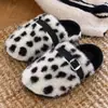Chinelos de Pelúcia de Algodão Estilo Coreano com Estampa de Leopardo para Mulheres, Outono/Inverno, com Design de Fivela, com Fleece Adicionado para Aquecimento, Chinelos Domésticos de Interior