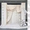 Suprimentos para Decoração de Quarto Nupcial de Casamento Estilo Romântico Simples Cortinas de Tecido Branco Decorações com Flores Artificiais para Fundo de Casamento ao Ar Livre Roupão de Manhã