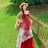Conjunto de Viaje para Pastizales de Xinjiang con Falda Larga de Malla Roja Floral Irregular con Escote Halter, Conjunto Atmosférico