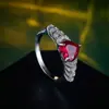 Anillo de Corazón Romántico Estilo Lujo Ligero Rubí Sangre de Paloma Anillo de Dedo Índice con Circonita Microincrustada de Alta Gama Exquisito Anillo de Joyería para Manos