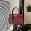 Bolso cuadrado pequeño liso de estilo retro casual para el trabajo y los desplazamientos, nuevo estilo 2026, simple y elegante, con un diseño único y estiloso, adecuado para llevar al hombro o cruzado