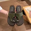 Pantuflas oscuras, frescas y atrevidas de estilo urbano, una opción de calzado misteriosa y moderna para mujeres en 2026, un artículo popular y elegante que complementa cualquier atuendo