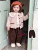 Conjunto de otoño para niña estilo coreano: chaqueta de punto con cuello de muñeca, pantalones de dibujos animados de cereza, conjunto de tres piezas para niñas pequeñas