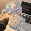 Bolsa de mão azul com bolinhas e coelho bordado, um design simples e fresco, perfeita como uma bolsa portátil para o dia a dia ou uma bolsa para guardar absorventes.