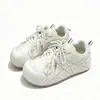 Tenis blancos súper modernos, versátiles para estudiantes, zapatillas de entrenamiento alemanas, mocasines para mujer, nueva colección de moda otoño temprano 2026, zapatos casuales de suela gruesa para mujer