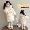 Chaqueta de plumas para niña, colección de invierno 2026, nuevo estilo para niños, abrigo de longitud media moderno y grueso para otoño e invierno, prenda exterior cálida para bebés niñas