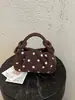 Bolso plisado de lunares dulce para mujer, nuevo estilo 2026, adecuado para el trabajo y los desplazamientos, un bolso de hombro o bandolera retro único y versátil