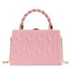 Bolso de hombro de moda, nuevo estilo coreano, bufanda de seda a juego, pequeño bolso cuadrado, bolso portátil de alta gama, bolso tipo caja con cadena plisada.