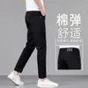 Jeans cropped negros de seda helada que no se decoloran para hombre, verano 2026, pantalones casuales rectos elásticos finos de corte ajustado
