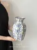 Vaso de Cerâmica Retro Porcelana Azul e Branca Ornamento para Sala de Estar, Jarra de Cerâmica para Arranjo de Flores, Decoração de Luxo Leve, Recipiente para Flores Estilo Chinês Novo, Pequeno