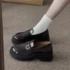 Populares zapatos de cuero para mujer de estilo retro británico con plataforma que aumentan la altura, nuevos mocasines slip-on franceses de otoño 2026