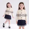 Conjunto de Dos Piezas de Moda para Niñas Estilo Preppy Rayado Tejido Cardigan Suéter y Falda Plisada Otoño/Invierno 2026
