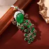 Broche Peacock Vintage de Calcedônia Verde Resistente com Pedra Principal de Calcedônia Verde e Embelezamento Completo de Diamantes, Adequado para Cheongsam e Casaco, Broche de Alta Qualidade