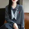 Bufanda de seda bordada con botones de colores de principios de otoño, chaqueta de punto tipo cárdigan, top elegante de talla grande para mujer, nuevo para primavera y otoño 2026