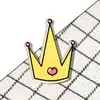 Adesivos criativos para capa de celular em acrílico com slogans em inglês, emblemas de coroa de desenho animado, acessórios para bolsa, broches, descontos por atacado disponíveis