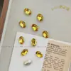 Pedras de strass para manicure douradas, modernas e deslumbrantes, apresentando designs de floco de neve, estrela de cinco pontas e cristal de vidro redondo com base pontiaguda, usadas como acessórios decorativos