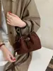 Bolso cubo de ante estilo retro transfronterizo para mujer, nueva colección otoño/invierno 2026, con un diseño sofisticado y elegante, apto para llevar al hombro o cruzado